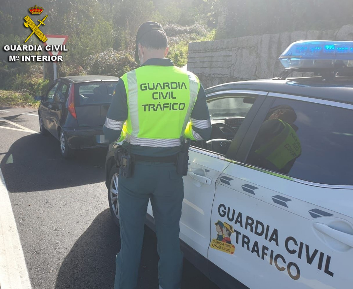 Un agente de la Guardia Civil de Tráfico en un control en Galicia.