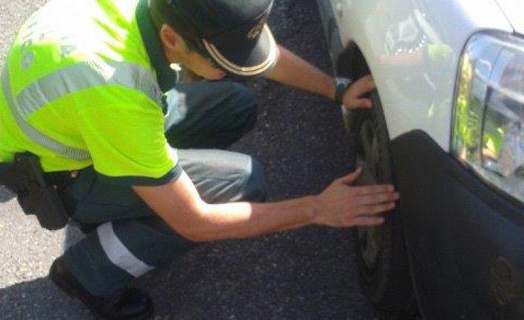 A Garda Civil empeza a controlar o estado dos neumáticos, nas estradas galegas
