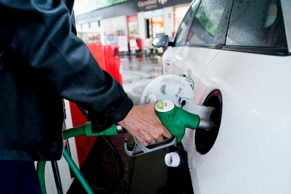 Una mujer pone gasolina a su vehículo en una gasolinera, a 17 de junio, en Madrid, (España). El coste medio del litro de gasolina ha registrado su tercera alza consecutiva para alcanzar los 1,367 eu
