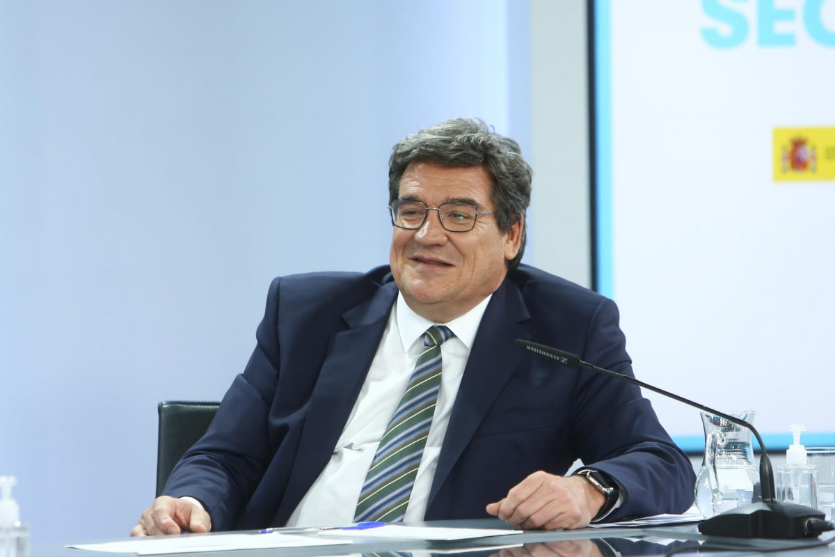 El ministro de Inclusión, Seguridad Social y Migraciones, José Luis Escrivá, comparece en una rueda de prensa posterior al Consejo de Ministros extraordinario, en el Complejo de La Moncloa, a 27 de mayo de 2021, en Madrid (España). Este consejo extraordin
