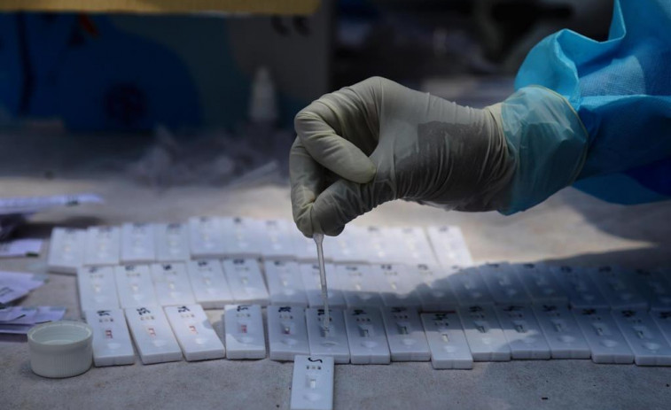 El Gobierno aprobará la semana que viene la venta sin receta de test de antígenos en farmacias
