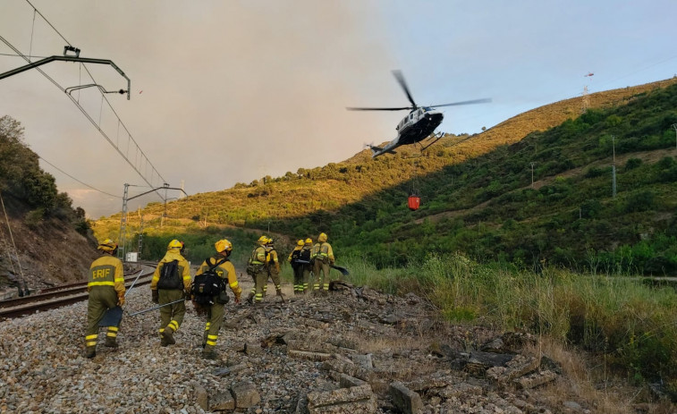 Un incendio forestal en Carballeda cortó la vía del tren y ya ha quemado 100 hectáreas