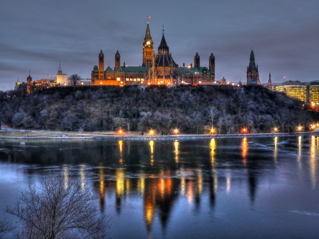 Atardecer en la colina del Parlamento de Canada en Ottawa en una foto de joiseyshowaa publicada bajo licencia CC BY-SA 2.0