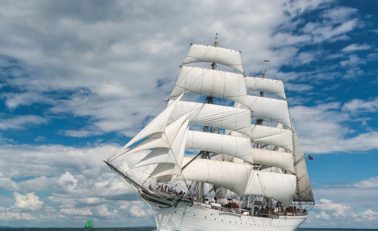 (VÍDEO) A Coruña despide al velero centenario Statsraad Lehmkuhl, que zarpa en su vuelta al mundo de 20 meses