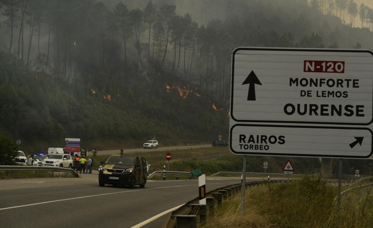 (VÍDEOS) El incendio de Ribas de Sil, donde trabajan más de un centenar de efectivos de la UME, se acerca a las 1.000 hectáreas