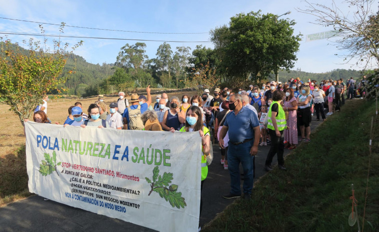 Vecinos y políticos marchan contra la posible autorización de un vertedero en una mina de Fecha, Santiago