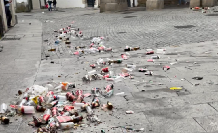 Toneladas de basura en la zona monumental de Lugo tras una noche de botellón universitario