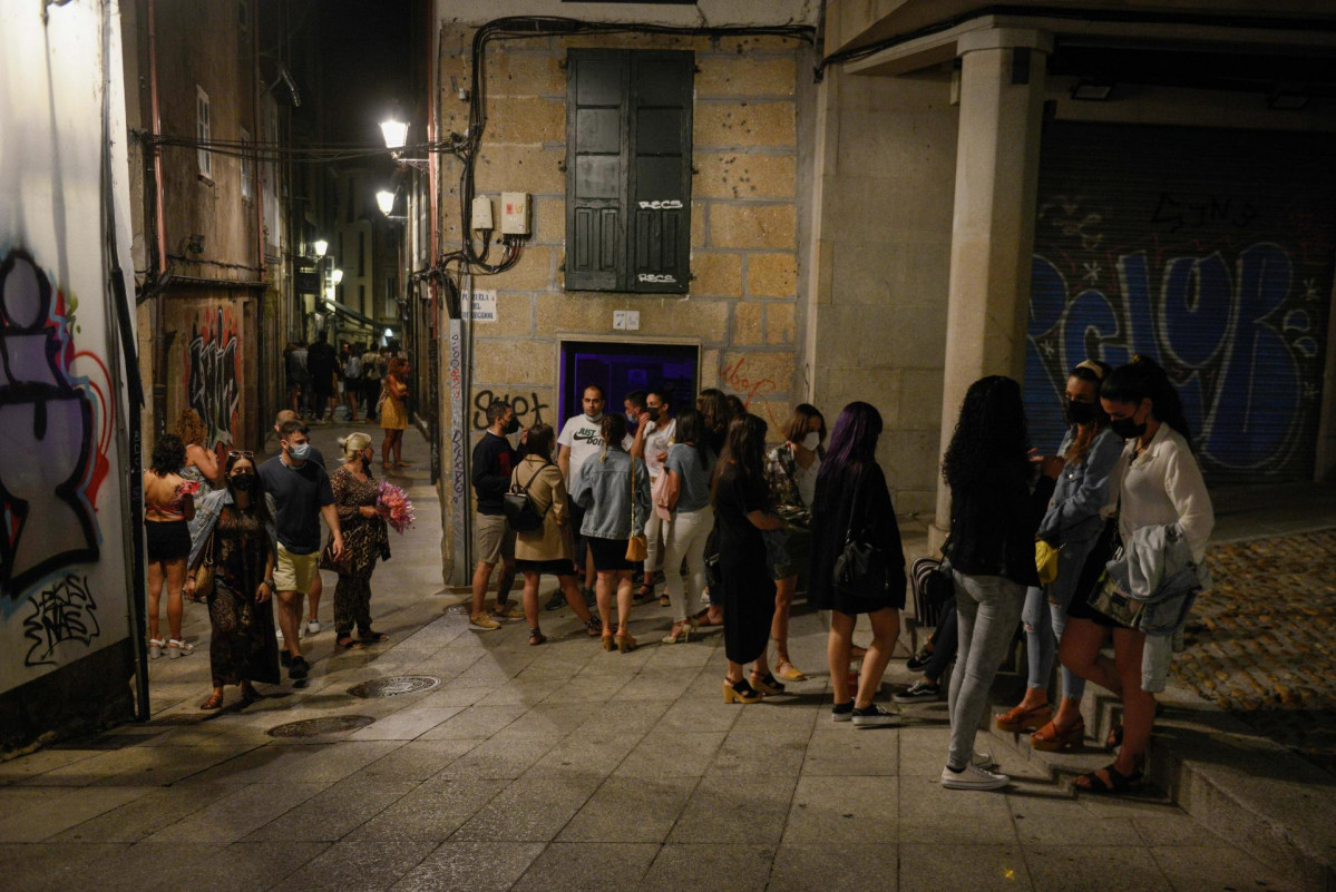 Archivo - Varias personas en ambiente festivo en el centro de Ourense, a 10 de julio de 2021, en Ourense, Galicia (España). El ocio nocturno en Galicia vive este fin de semana su segunda reapertura a