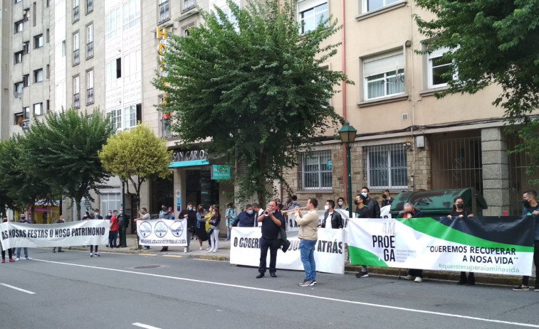 El mundo de la verbena protesta a trompetazos ante el Parlamento gallego contra los 