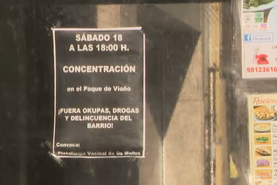 Cartel contra la okupaciu00f3n en el Barrio de Os Mallos de A Coruu00f1a