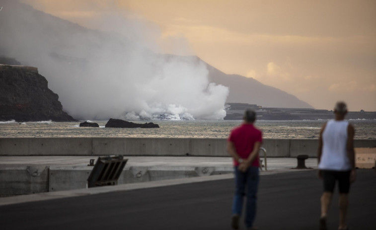 VÍDEOS: Así está cayendo al mar desde un acantilado la lava del volcán de Cumbre Vieja en La Palma