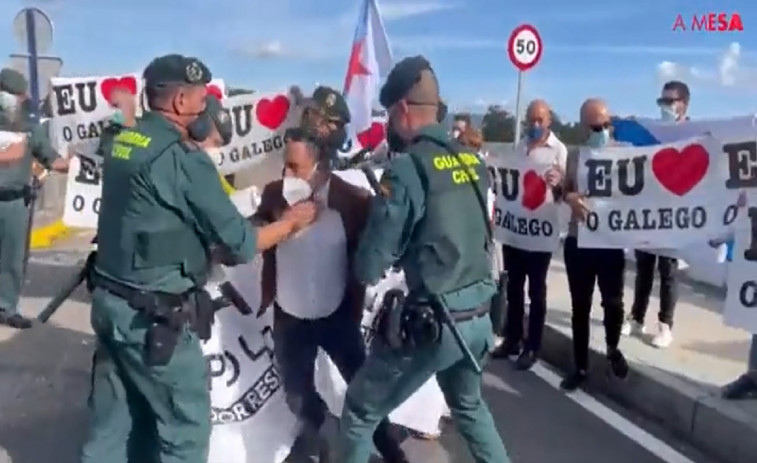 (Vídeos) Guardias Civiles derriban a manifestantes de A Mesa que protestaban contra el Foro La Toja