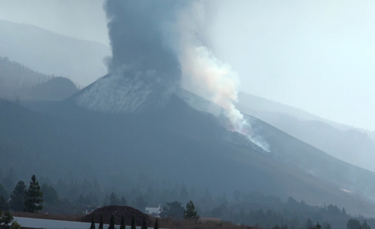 VÍDEOS: Malas noticias para La Palma al abrirse  una tercera boca en el volcán y una nueva colada