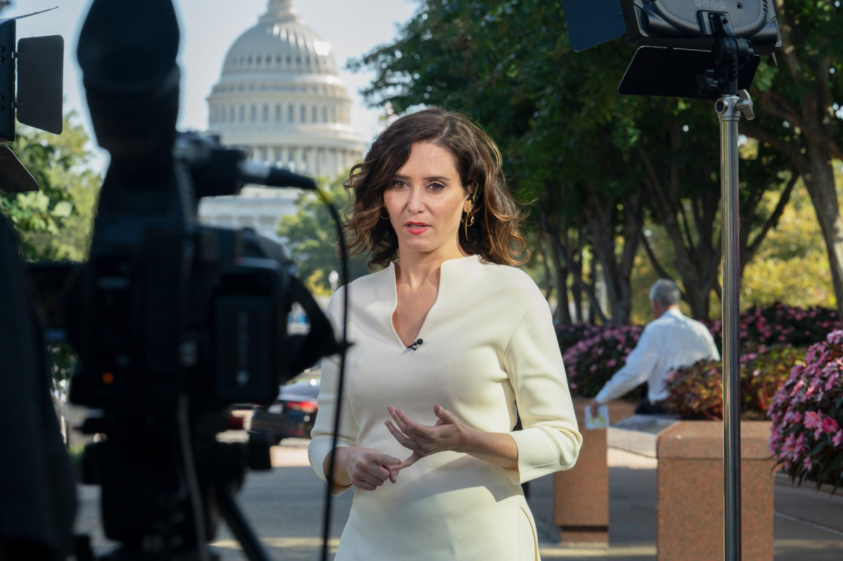 La presidenta de la Comunidad de Madrid, Isabel Díaz Ayuso,  ofrece una entrevista a la cadena Telecinco en las inmediaciones del edificio del Capitolio, sede del Congreso de los Estados Unidos, a 29 de Septiembre de 2021 en Washington (EEUU).