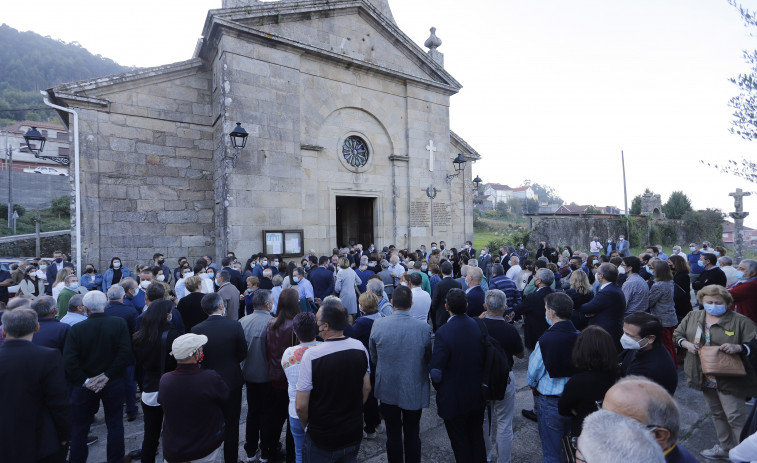 Familiares y allegados, entre ellos Feijóo y los conselleiros, despiden a Valeriano Martínez en Bueu (Pontevedra)