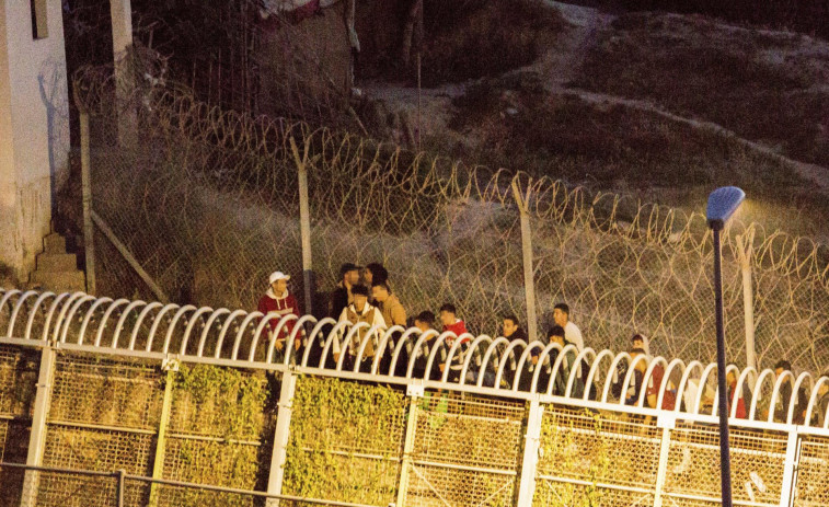 Un inmigrante ataca con un garfio a un Guardia Civil en la frontera de Melilla y lo manda al hospital, según el Gobierno