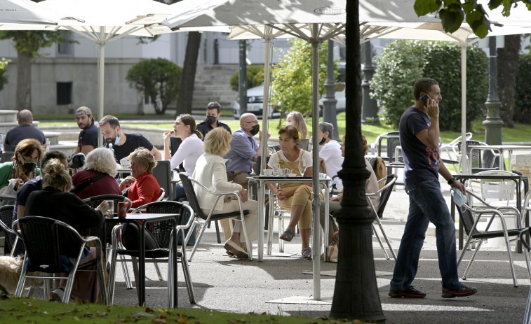 La hostelería recupera el 100% del aforo en Galicia y los bares abrirán media hora más viernes y sábados