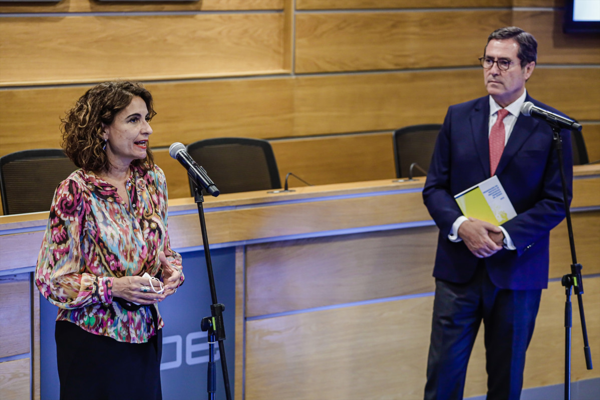 La ministra de Hacienda, María Jesús Montero y el presidente de la CEOE, Antonio Garamendi, presentan los Presupuestos Generales del Estado (PGE) para 2022, en la sede de la patronal, a 19 de octubre de 2021, en Madrid, (España).