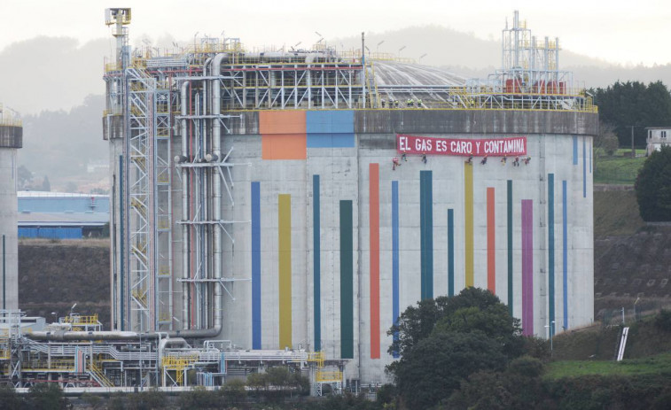 (VÍDEOS) Greenpeace se cuela en la planta de Reganosa en Mugardos y despliega pancartas a 30 metros de altura