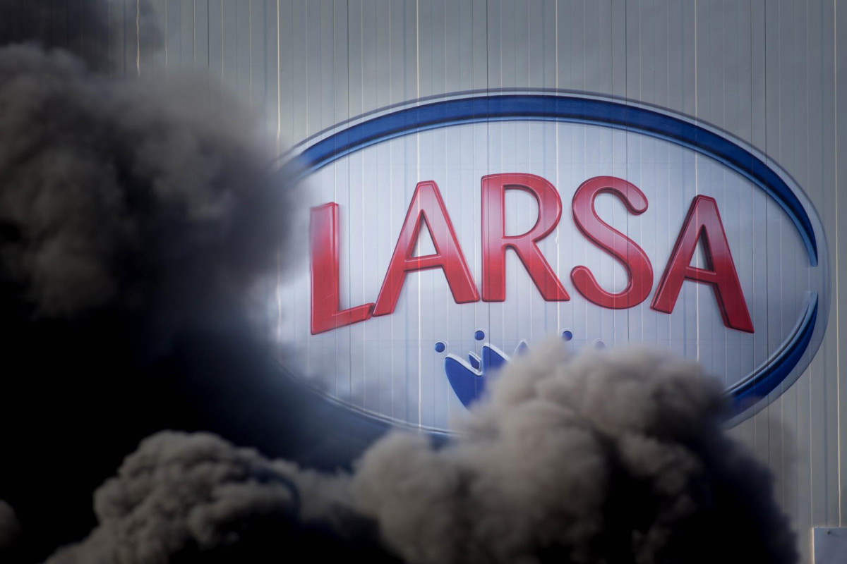 Humo en las inmediaciones de la planta de Larsa durante una acción sindical para exigir unos "precios justos" para la producción de leche, a 16 de noviembre de 2021, en Robra, Outeiro de Rei, Lugo,