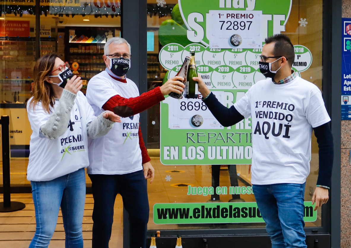 Archivo - Tres loteros brindan con champán en la administración de lotería situada en la calle Ramón González, 7 en la que se ha repartido parte del número `72.897´ correspondiente a 'El Gordo'