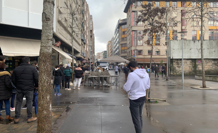 Cientos de personas se quedan sin PCR en el Hospital de Pontevedra tras esperar varias horas