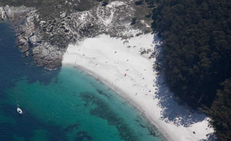 La playa nudista de Figueiras desbanca a la de Rodas como el mejor arenal de las Cíes para The Times​