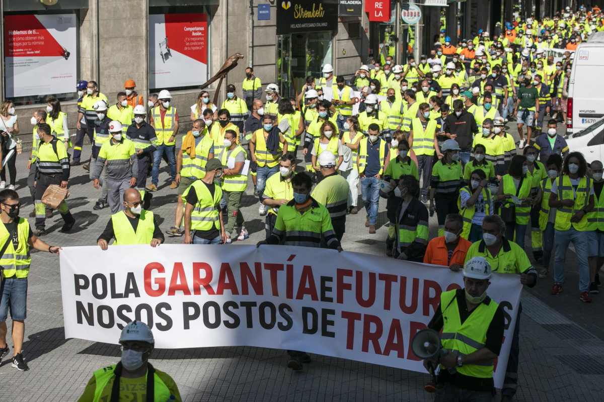 Archivo - Varios trabajadores de Ence recorren las calles con una pancarta para protestar contra el cierre de la pastera de Lourizán, a 11 de agosto de 2021, en Pontevedra