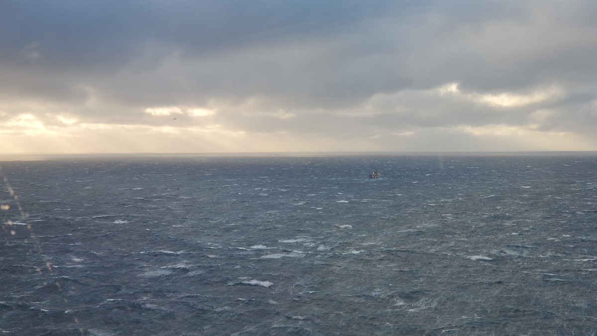 Varios barcos criban la zona del naufragio del Vila de Pitanxo en un mar enbravecido en una foto tomada desde el helicoptero de salvamento de Canadu00e1 con base en Halifax y publicada en su Twitter
