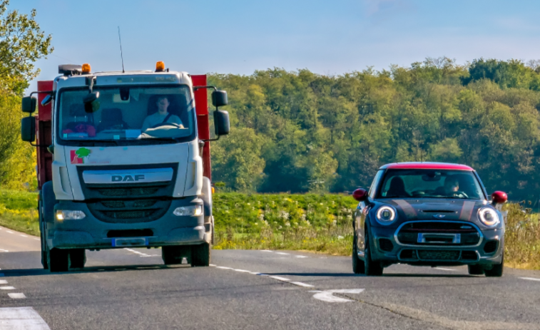 ¿Es seguro eliminar el margen de 20 km/h para adelantar? Expertos advierten que sería más peligroso