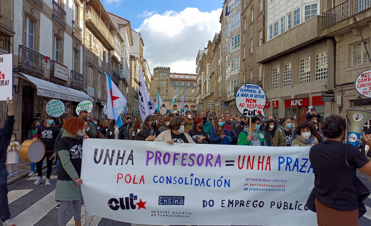 ​“Una profesora una plaza”: una multitud de docentes marcha por Santiago contra la Xunta convocados por la CUT