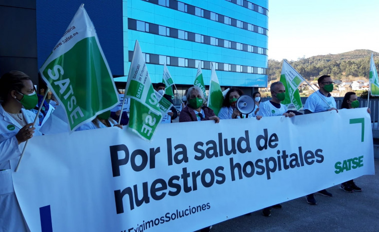 Enfermeros y otros profesionales del SERGAS protestan ante los hospitales de A Coruña, Vigo y Ourense convocados por SATSE