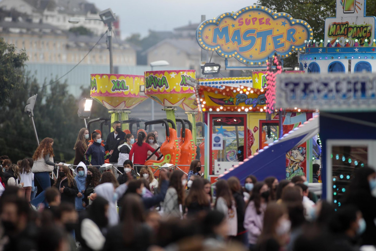 Archivo - Varias personas disfrutan de una atracción de feria durante las fiestas de San Froilán, patrón de Lugo, a 4 de octubre de 2021, en Lugo, Galicia (España). El origen de los festejos se re