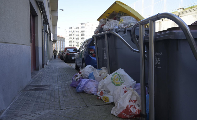 Los basureros tienen que salir a trabajar por las calles de A Coruña escoltados por la Policía por los sabotajes