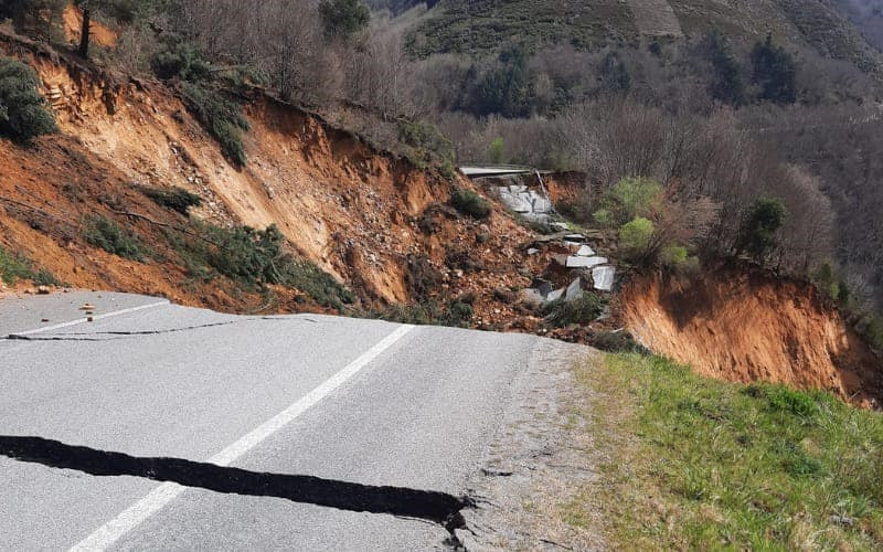 Se hunde un tramo de la carretera LU-651, que une Folgoso do Courel con Quiroga (Lugo)