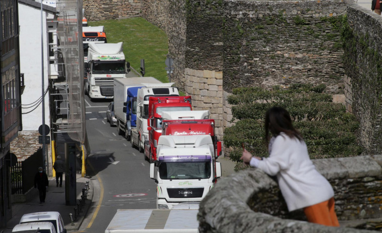 Probables atascos esta mañana en Santiago y Ferrol y a la tarde en Pontevedra, Ourense, Santiago y Lugo por el paro del transporte