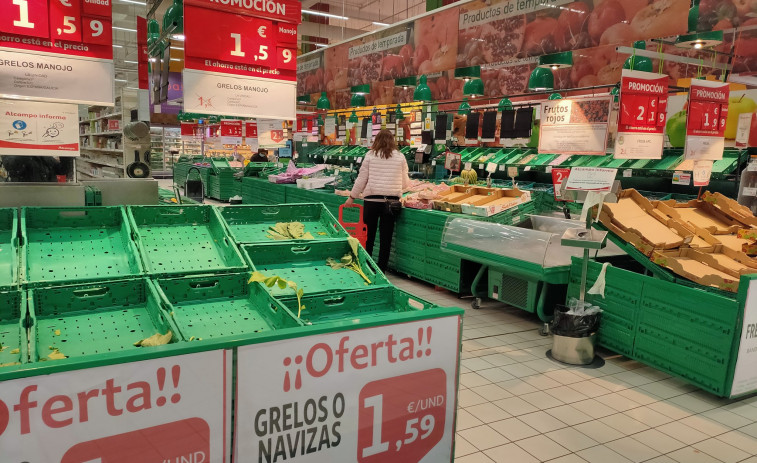 Desabastecimiento en numerosos supermercados de Galicia por el pánico de algunos y el paro del transporte