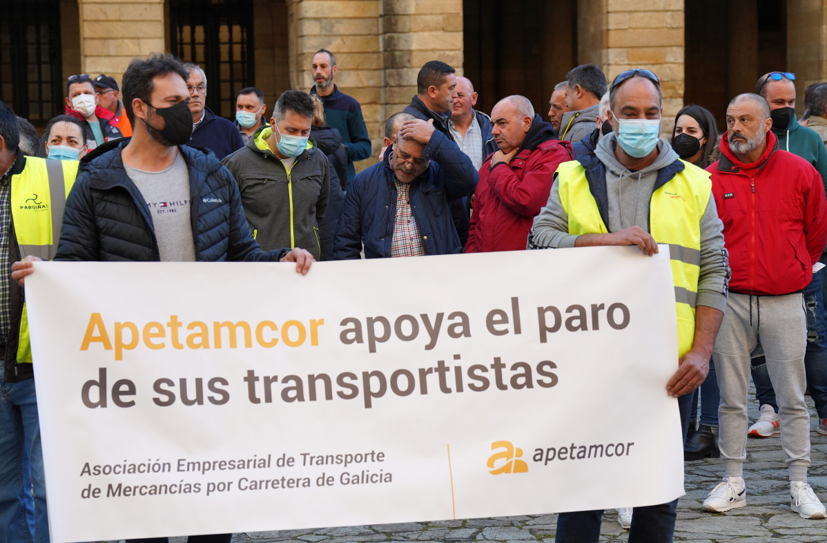 Asociados de Apetamcor, principal asociación que secunda los paros del transporte en Galicia, se concentran a las puertas del Ayuntamiento de Santiago, donde ha tenido lugar una protesta que también