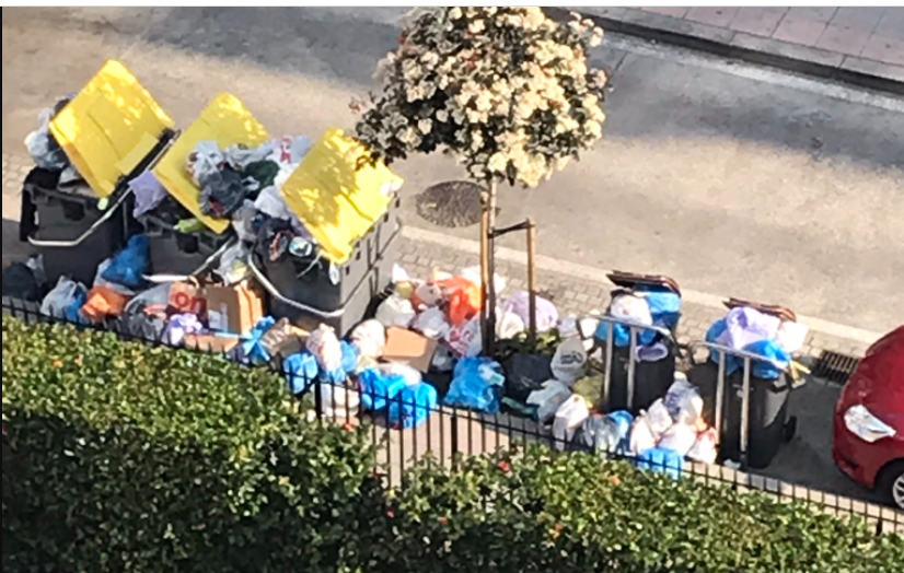Contenedor repleto de basura en A Coruña en la calle Adelaida Muro en una foto de @cast 97 del 30 de marzo