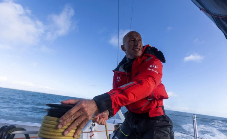 Salvamento Marítimo rescata al regatista francés Armel Tripon, que volcó su trimarán a 40 millas de la costa