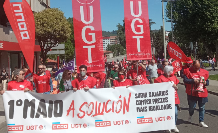 ​CC.OO. y UGT marchan por las calles de A Coruña demandando la subida de salarios ante la inflación