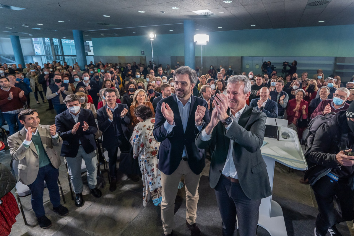 Archivo EP.- Alfonso Rueda, candidato a presidir el PPdeG, junto al presidente provincial del PP coruñés, Diego Calvo