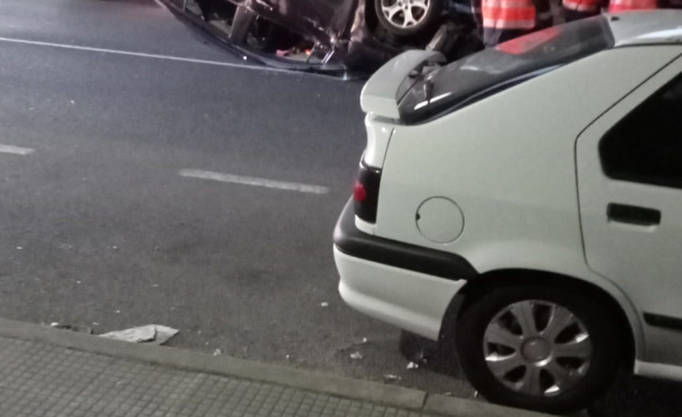 Aparatoso accidente entre Vigo y Redondela con tres heridos tras un choque que terminó volcando el coche​
