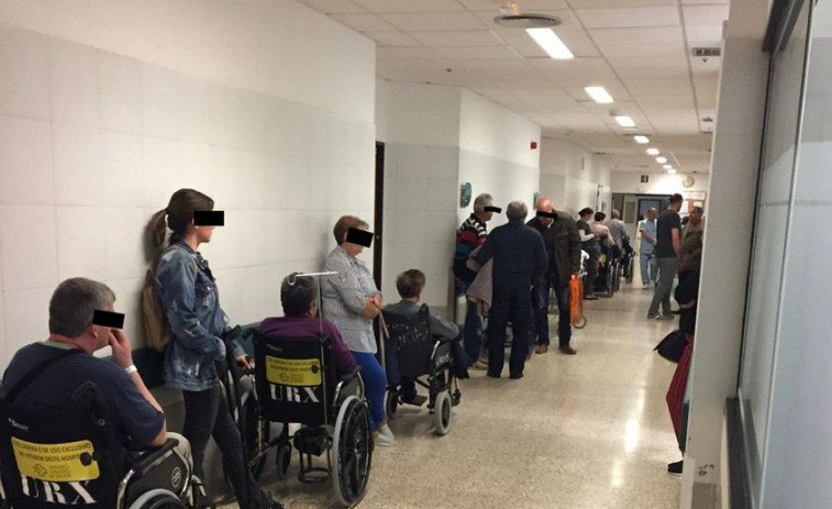 ​Una veintena de pacientes en los corredores de las Urgencias del CHUS, que registra un nuevo colapso