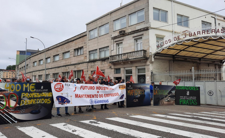 Trabajadores de Barreras protestan ante el astillero tras la luz verde para la venta de la firma a Armón