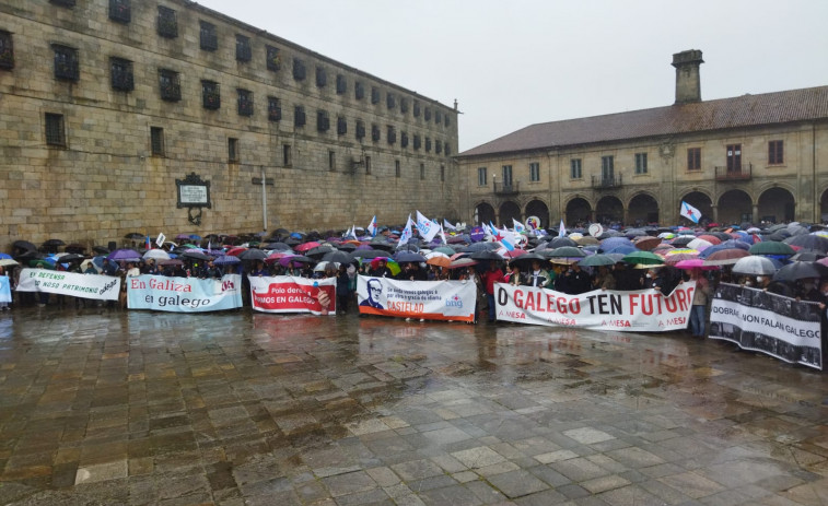 (VÍDEOS) La 'marcha de los miles de paraguas' protagoniza la manifestación en Compostela por la 