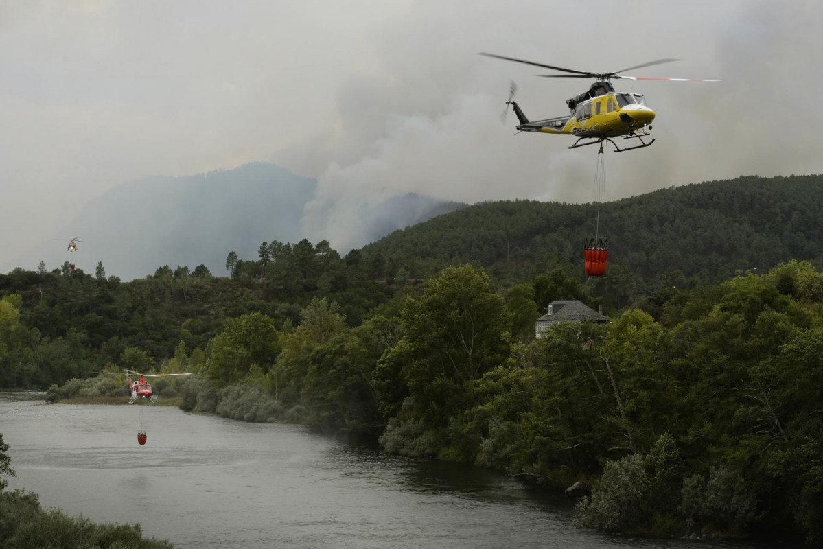 Archivo - Un helicóptero forestal trabaja en las tareas de extinción de incendios de un fuego en el municipio de Ribas de Sil, en la parroquia homónima, muy cercana a Rairos, a 6 de septiembre de 2