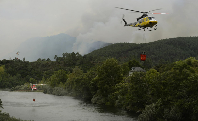 Continúa activo un incendio en Ribadavia, en la provincia de Ourense, que ya ha alcanzado 20 hectáreas