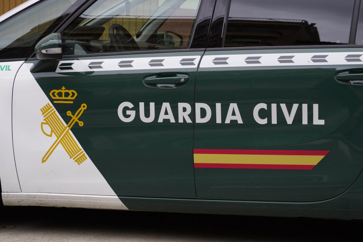 Vehículo de la Guardia Civil en las inmediaciones del dispositivo puesto en marcha para buscar a un joven desaparecido en julio de 2021, a 24 de mayo de 2022, en Entrena, La Rioja, Logroño (España)