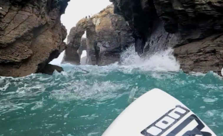 ​(VÍDEO) Así es subirse a la tabla del gallego Guillermo Carracedo y surfear en la Praia das Catedrais
